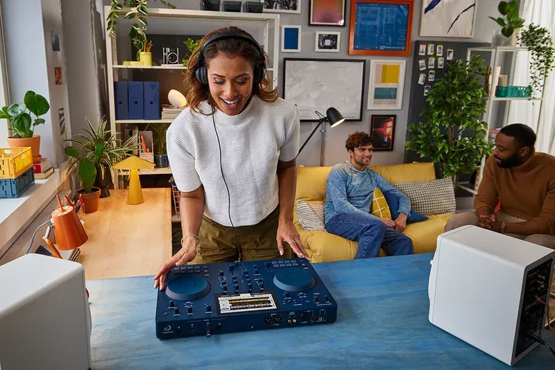 AlphaTheta- Pioneer Omnis Duo 2-deck Portable DJ System — view 5
