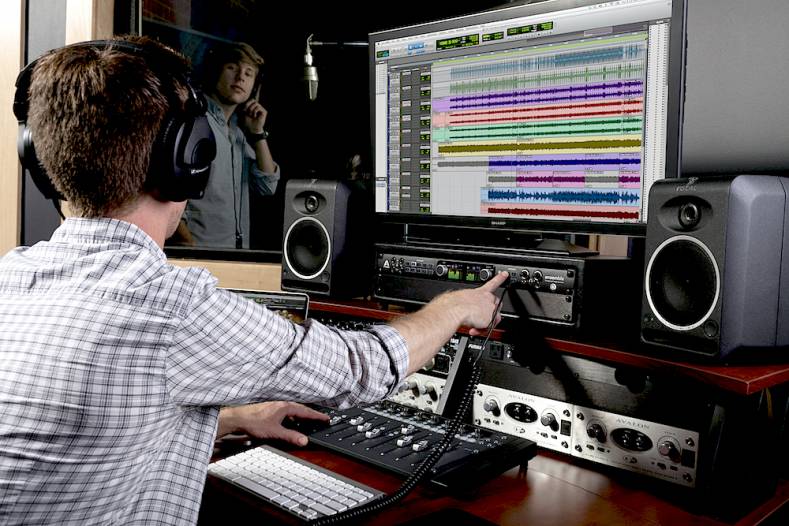 Which audio interface should you purchase for a home studio. (Beginners)
